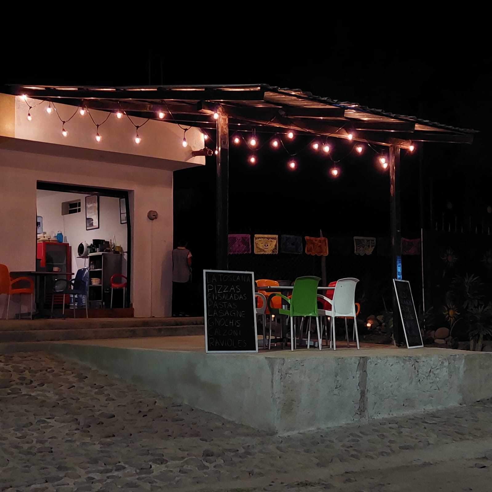 Outside Pizzería Toscana in Ajijic.