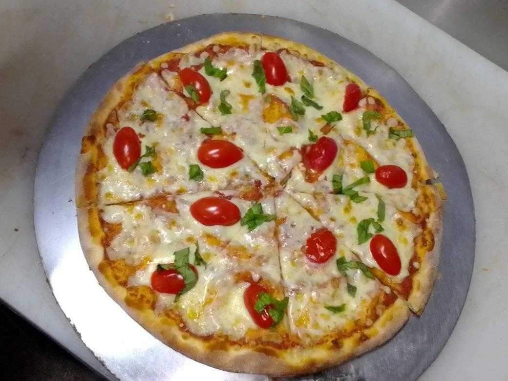 Pizza margherita.