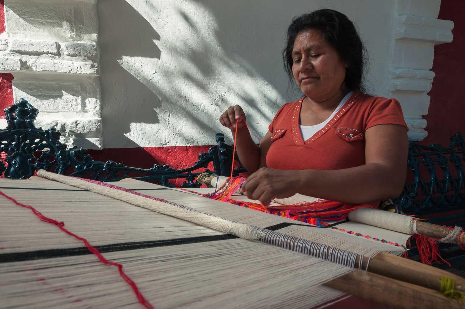 Elena working at her handloom.