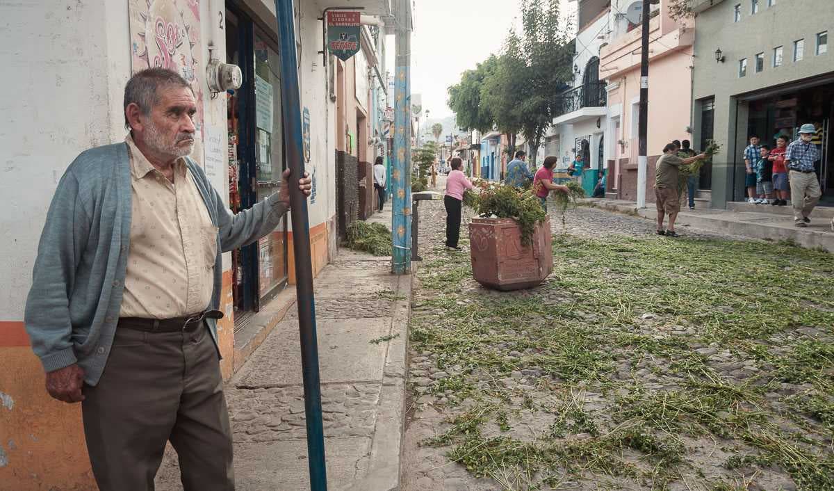 One of Ajijic's Semana Santa traditions is to cover Hidalgo Street with alfalfa before the Palm Sunday procession.