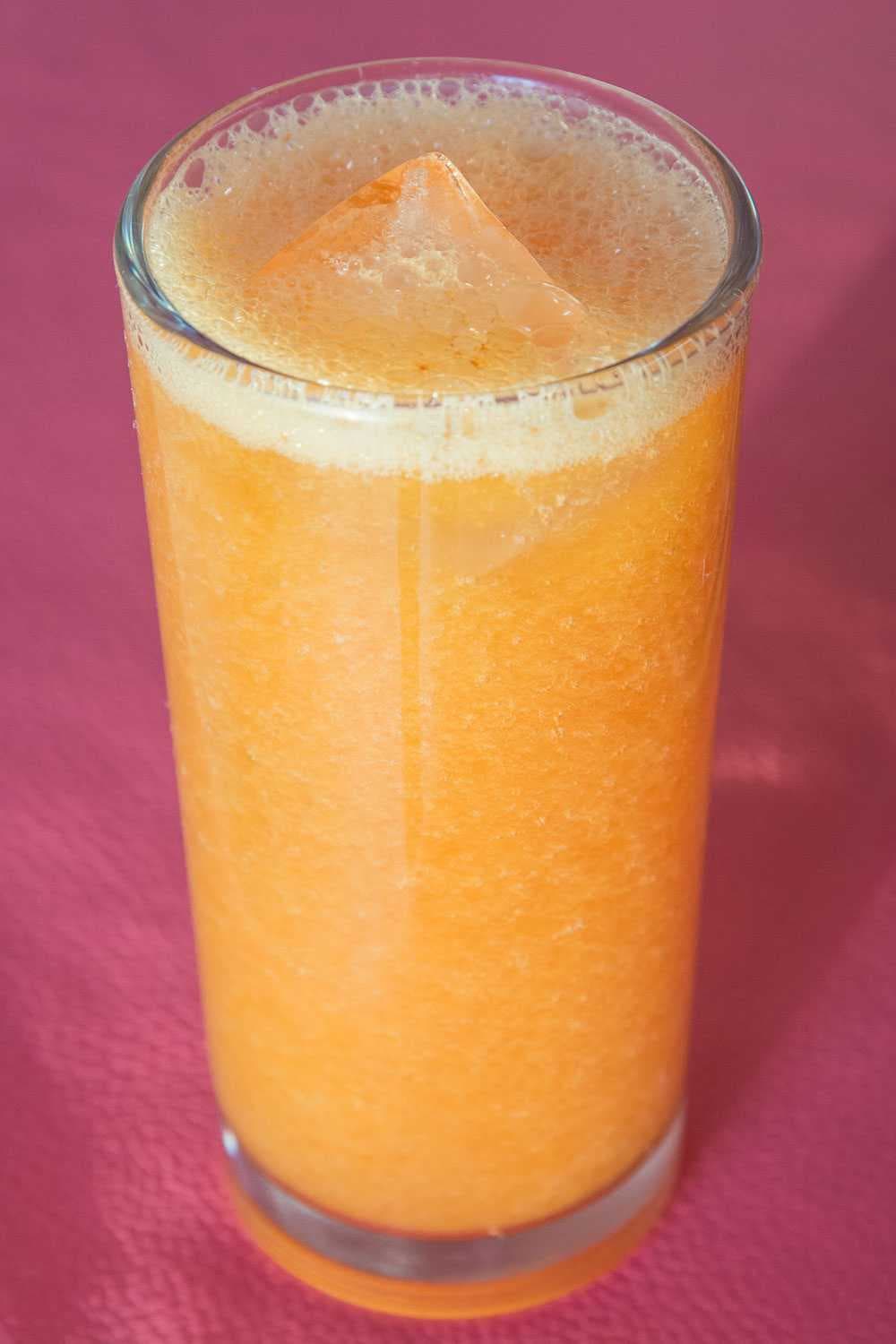Agua fresca de melón: canteloupe juice.